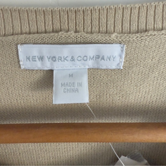 New York’s & Company button down sweater NWT Size: M - Picture 3 of 4